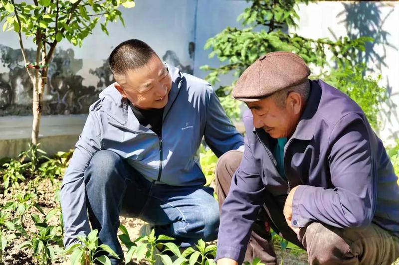 焦富顺（左）与村民交谈。