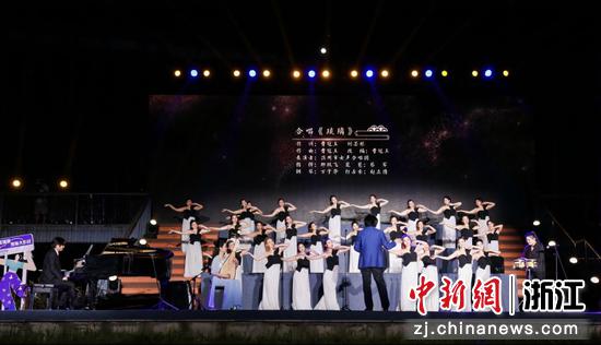 合唱《琉璃》。叶锋供图