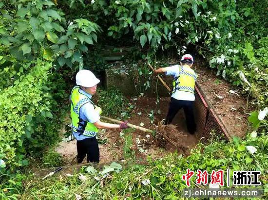 浙江交通集团高速公路台州管理中心工作人员清理排水沟。浙高运公司 供图