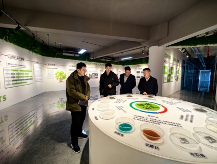 图为工行铜仁分行工作人员上门调研场景