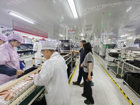 图为该公司新上线生产线工作场景