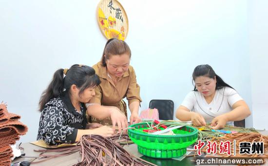 尤飞与易搬群众在工艺品公司做藤编 尤飞与易搬群众在工艺品公司做藤编