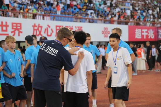 第二届“喀什杯”国际青少年足球邀请赛赛事期间,俄罗斯教练为球迷签名。(陈冰清 摄)