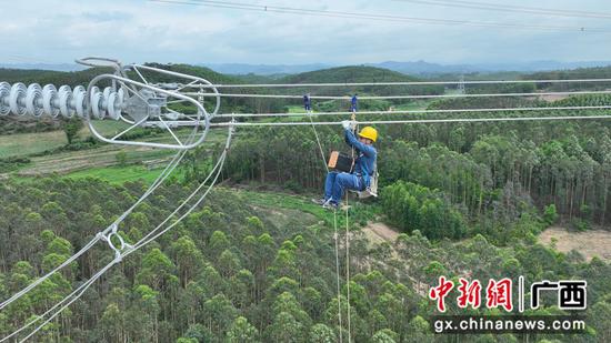 广西电网利用电动垂直起降飞行器开展抽水蓄能500千伏线路验收。陈伯鑫 摄 广西电网利用电动垂直起降飞行器开展抽水蓄能500千伏线路验收。陈伯鑫 摄