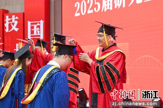 7月8日,拨穗仪式现场。(杭高院供图) 7月8日,拨穗仪式现场。(杭高院供图)