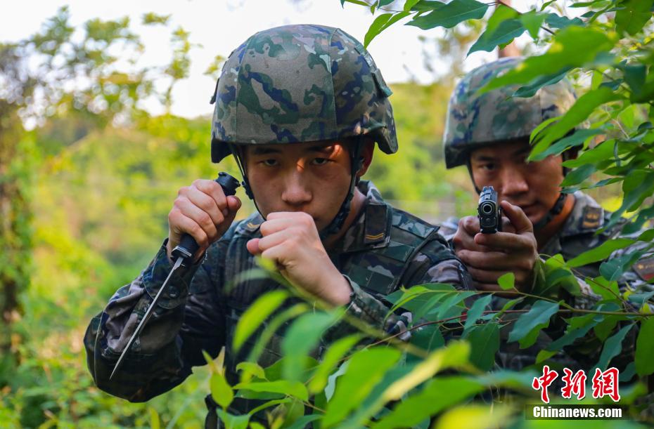 钦州武警官兵开展山林地捕歼战斗训练