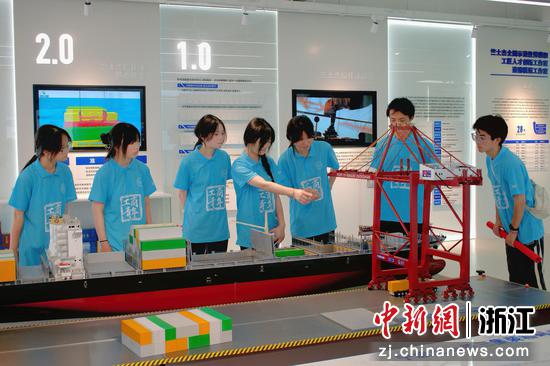 7月1日,实践团队在宁波舟山港展馆参观集装箱模型。(浙江工商职院供图) 7月1日,实践团队在宁波舟山港展馆参观集装箱模型。(浙江工商职院供图)