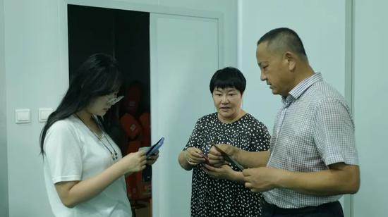 新疆远翔农业科技有限公司的精深加工车间,总经理杨克箐正在和客户对接冻干产品订单。e