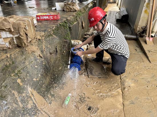 从江县水务干部抢通供水管网。 从江县水务干部抢通供水管网。