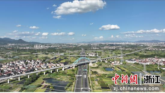 金建高铁跨杭金衢高速公路特大桥。浙江交通集团 供图 金建高铁跨杭金衢高速公路特大桥。浙江交通集团 供图