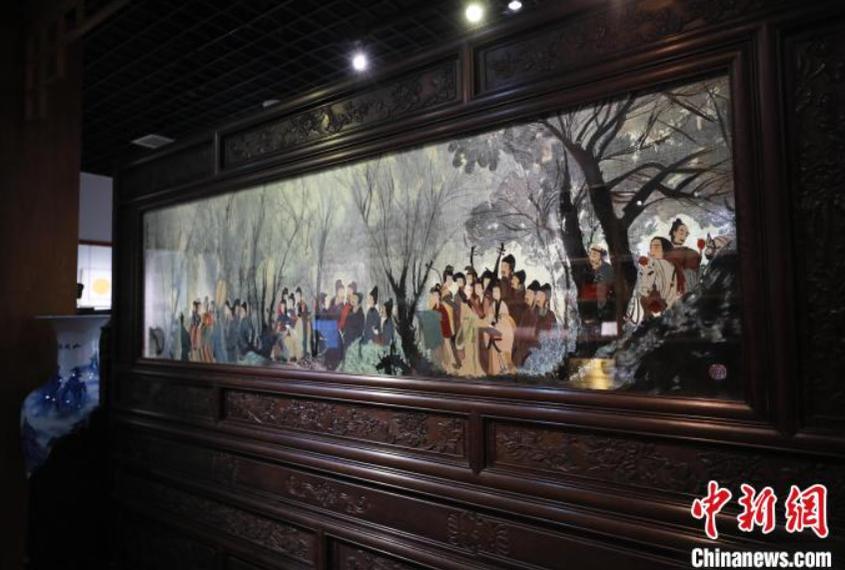 （寻味中华｜非遗）玩偶穿上了夏布绣，古拙技艺对话时尚潮流