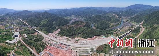 衢丽铁路东西岩站建设现场。浙江交通集团 供图 衢丽铁路东西岩站建设现场。浙江交通集团 供图