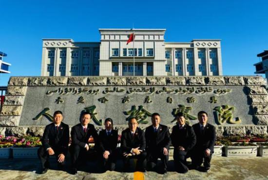 im林水印(右三)与木垒哈萨克自治县人民检察院的同事们age