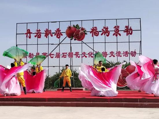 策勒县举办的石榴花节活动。 策勒县融媒体供图