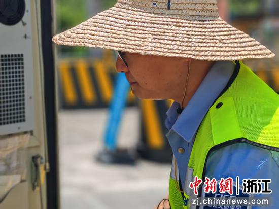 施颢珏在收费站现场。浙江交通集团高速公路金华管理中心 供图 施颢珏在收费站现场。浙江交通集团高速公路金华管理中心 供图