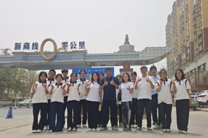 实践团成员在零公里合影。喀什大学“胡杨语桥,童心同夏”推普实践团 供图
实践团成员在零公里合影。喀什大学“胡杨语桥,童心同夏”推普实践团 供图