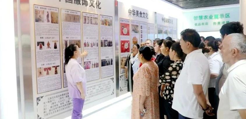 莎车：“文明实践+” 打造“文化+法治+科技”新课堂