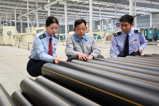 税费前移服务团队走访贵州陆宇管道科技有限公司。樊晓谋摄 税费前移服务团队走访贵州陆宇管道科技有限公司。樊晓谋摄