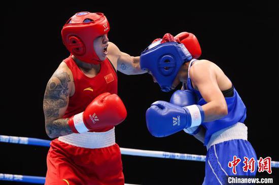 7月11日晚，女子60公斤级比赛现场。 记者 瞿宏伦 摄