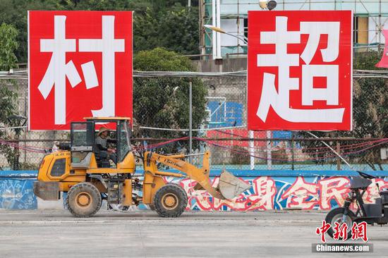 7月10日，工人在贵州“村超”球场开展灾后恢复建设工作。