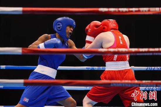 7月11日晚，女子60公斤级比赛现场。 记者 瞿宏伦 摄