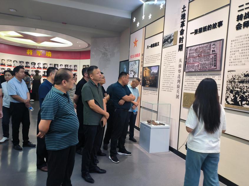 学员参观博尔塔拉爱国戍边主题教学馆。 学员参观博尔塔拉爱国戍边主题教学馆。
