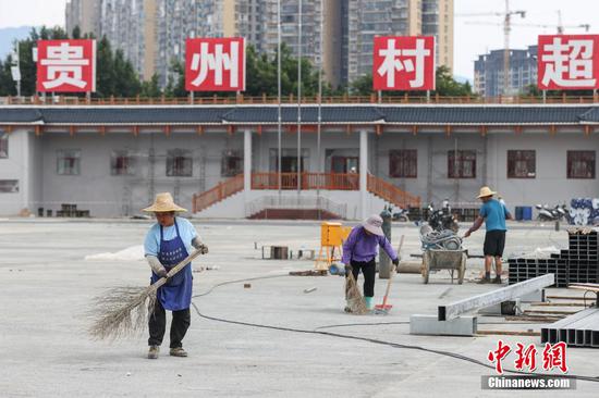 7月10日，工人在贵州“村超”球场清扫垃圾。