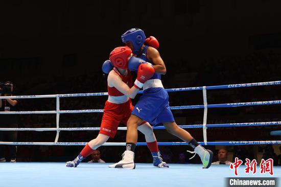 7月11日晚，女子60公斤级比赛现场。 记者 瞿宏伦 摄