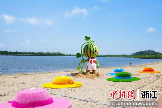 “瓜哥” 在九龙山东沙滩游乐营地。周页文 供图