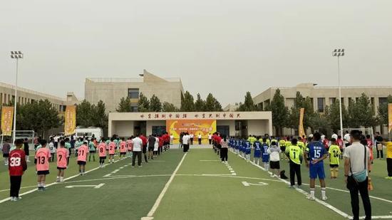 “石榴籽·阳光巴郎”新疆希望小学足球赛和田地区复赛开赛。努尔古再丽 摄