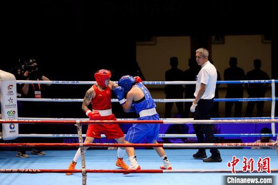 7月11日晚，女子60公斤级比赛现场。 记者 瞿宏伦 摄