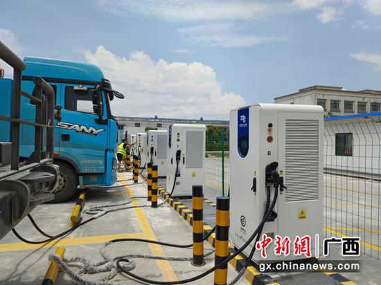 桂中电动重卡超充走廊苏湾港超级充电站投运。 桂中电动重卡超充走廊苏湾港超级充电站投运。