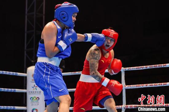 7月11日晚，女子60公斤级比赛现场。 记者 瞿宏伦 摄