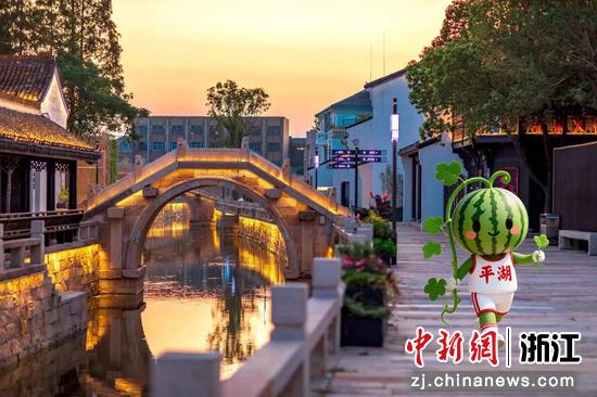 “瓜哥”在平湖南河头历史文化街区。周页文 供图