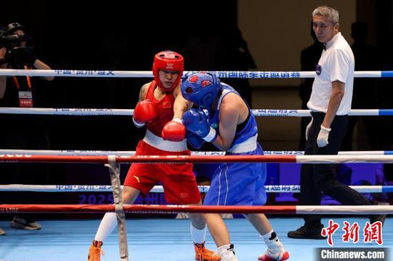 7月11日晚，女子60公斤级比赛现场。 记者 瞿宏伦 摄