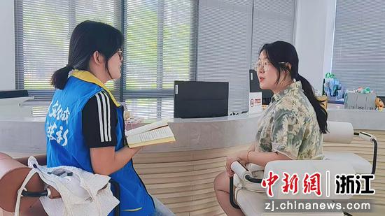 近日，团队成员对社区工作人员开展访谈。（湖州师范学院供图）