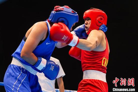 7月11日晚，女子60公斤级比赛现场。 记者 瞿宏伦 摄