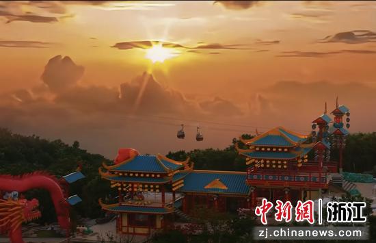 近日，“云上草原仙侠镇”现场。（云上草原度假区供图）