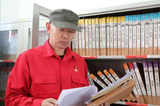 工作中的黎建东。(图片由本人提供)