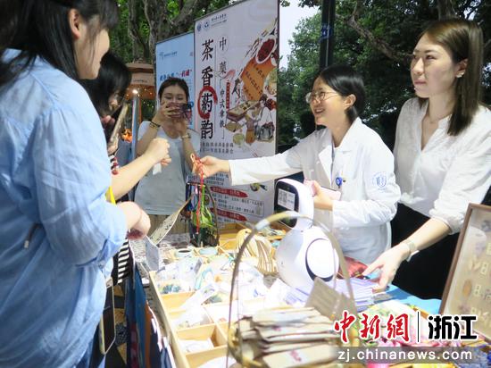 7月11日晚,“政务夜市”现场。(西湖景区行政服务中心供图) 7月11日晚,“政务夜市”现场。(西湖景区行政服务中心供图)