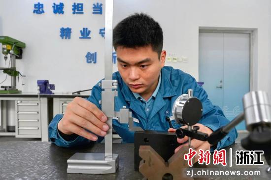 高森在测量零部件高度。浙江轨道集团 供图