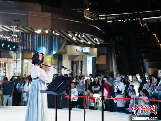 7月11日晚，在贵阳市观山湖区悦然时光举行的路边音乐会现场。中新网记者 周燕玲 摄