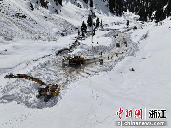 高速建设者在雪后清理便道。浙江交通集团 供图 高速建设者在雪后清理便道。浙江交通集团 供图