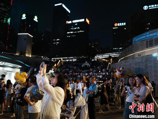 7月11日晚，在贵阳市观山湖区悦然时光举行的路边音乐会现场。中新网记者 周燕玲 摄