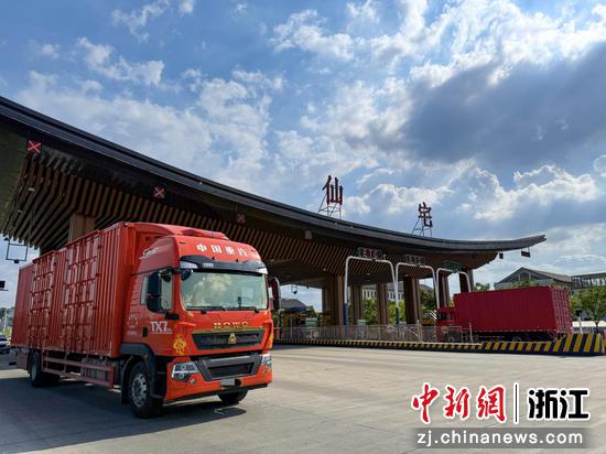 杭州绕城高速公路仙宅收费站有序通行。骆琼 摄