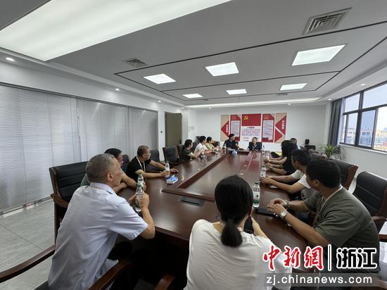 人大代表座谈会现场。和孚镇供图