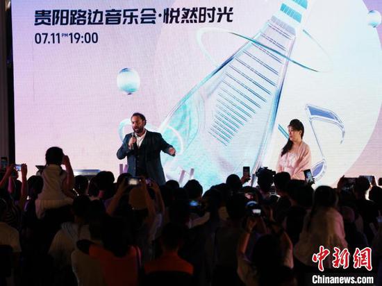 图为来自英国的音乐人在台上演唱世界经典歌剧《茶花女》选段。中新网记者 周燕玲 摄