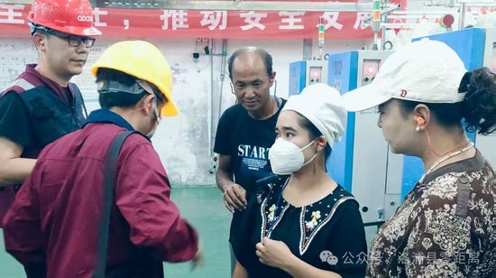 正在了解工人的工作情况8