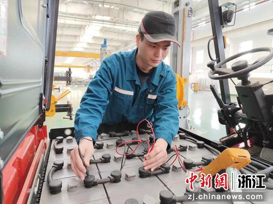 高森在测量蓄电池电压。浙江轨道集团 供图