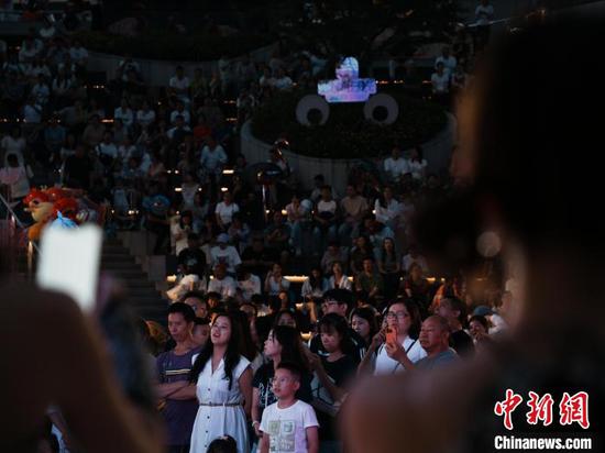 7月11日晚，在贵阳市观山湖区悦然时光举行的路边音乐会现场。中新网记者 周燕玲 摄